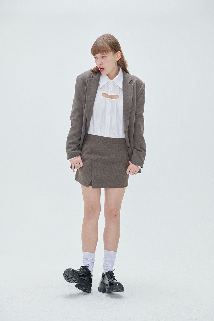 [이현이, 신지연 착용] Herringbone suit mini side slit skirt - Brown